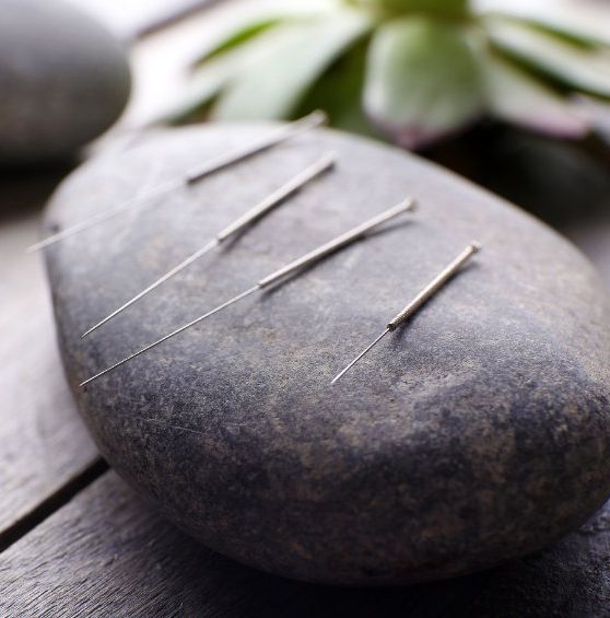 piedra con agujas para acupuntura